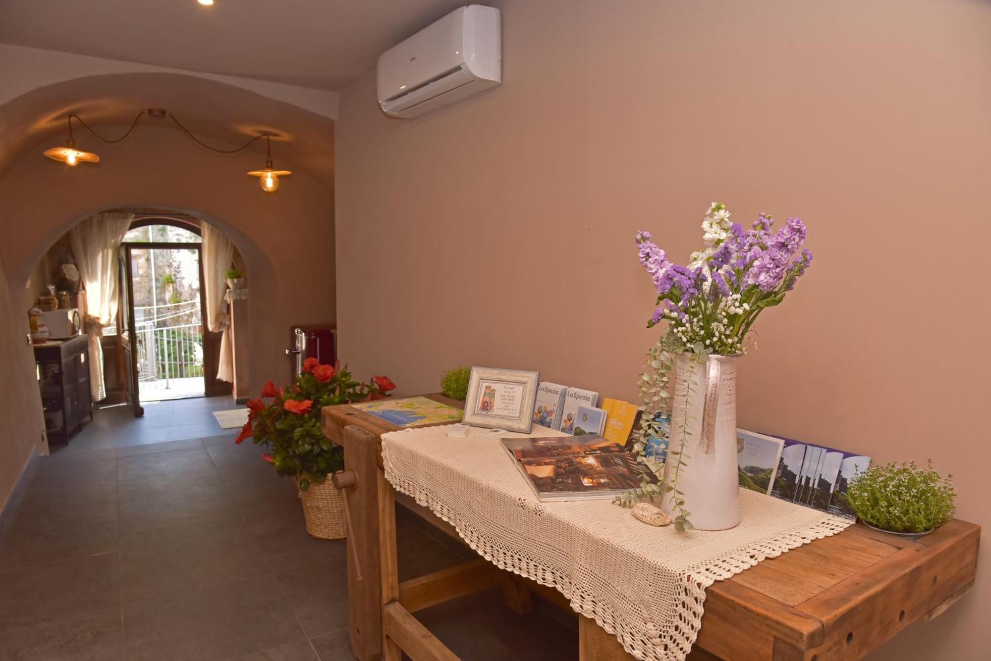 Casa Vacanze Tra I Monti E San Martino Biassa Exterior foto